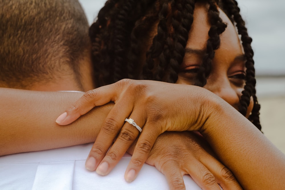 Personne portant une bague en argent à l’annulaire gauche