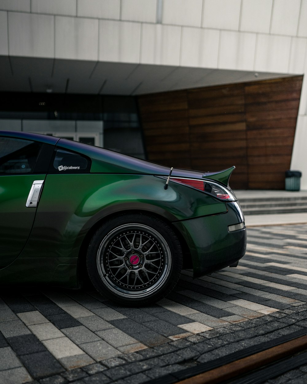 Porsche 911 verte garée sur le parking