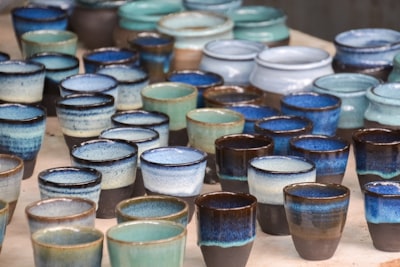 blue and white ceramic bowls pots zoom background