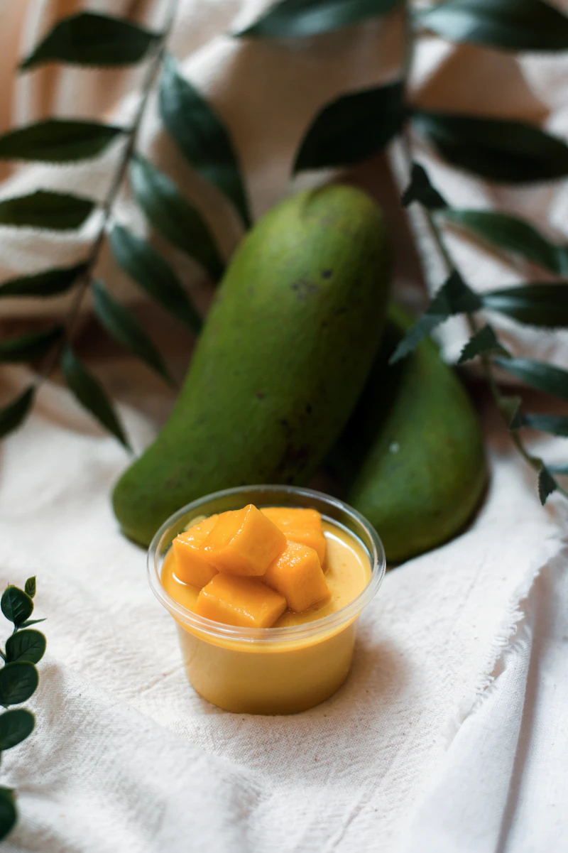 Pote descartável com tampa cheio de fruta