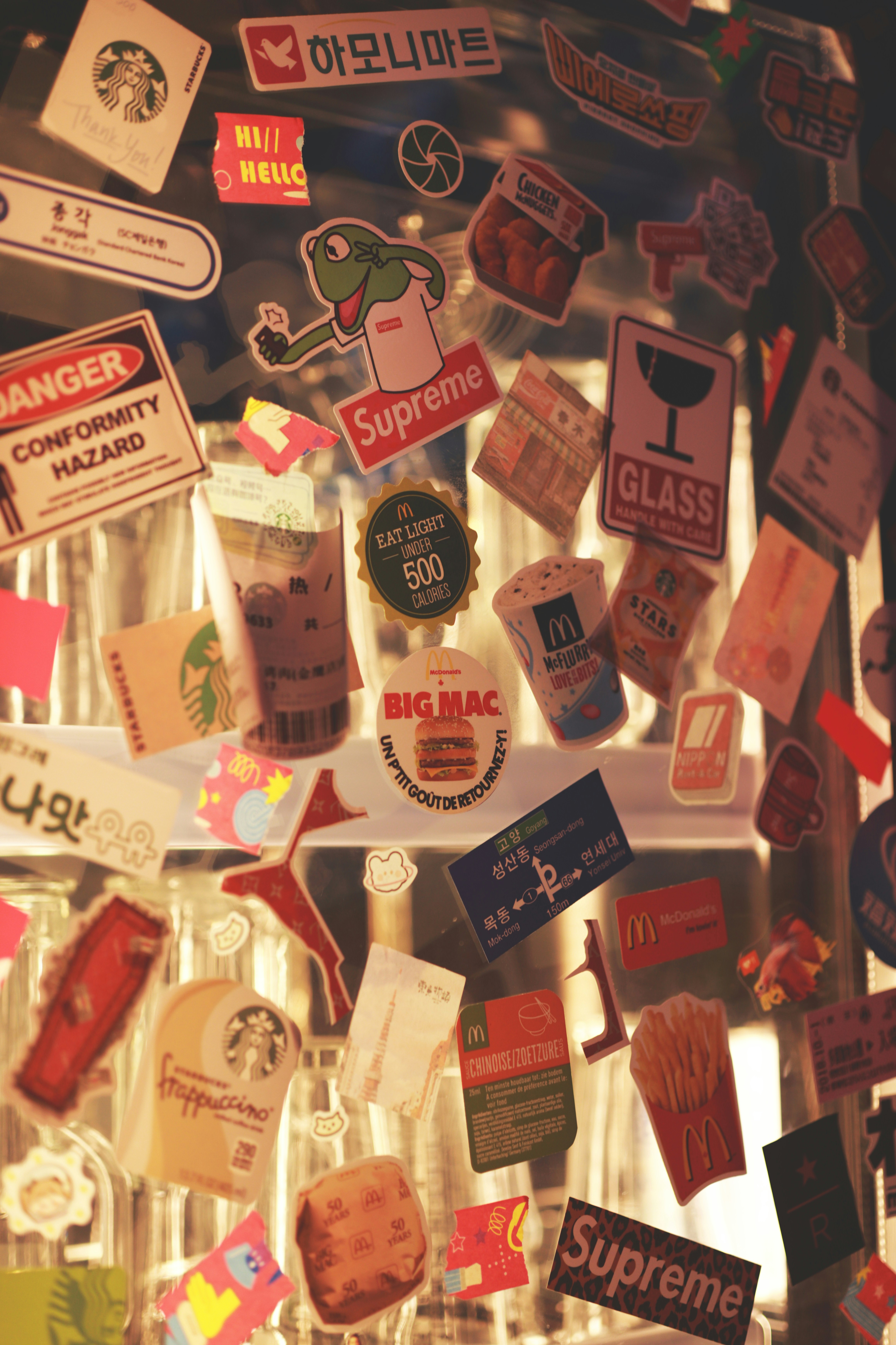 tazas de café surtidas sobre mesa de madera marrón