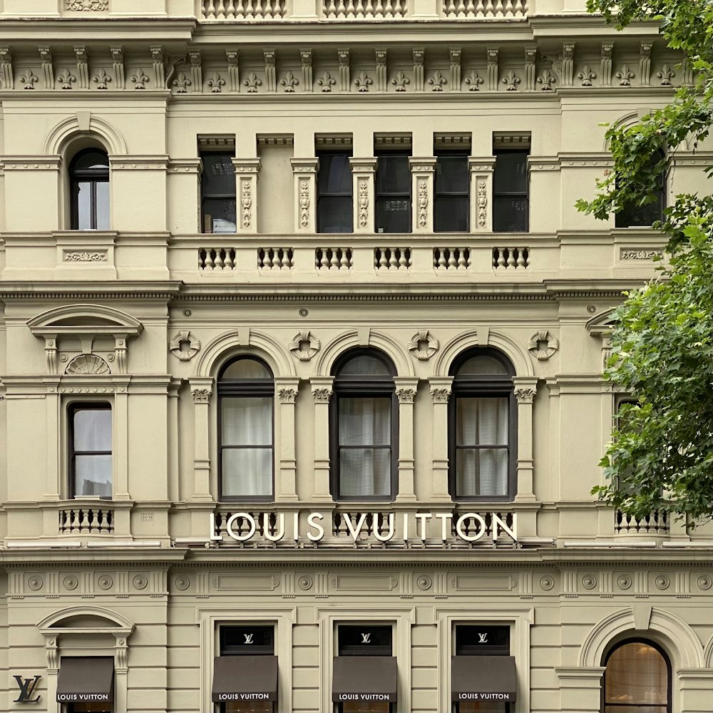 A red jeep parked in front of a louis vuitton store photo – Free Hamburg  Image on Unsplash