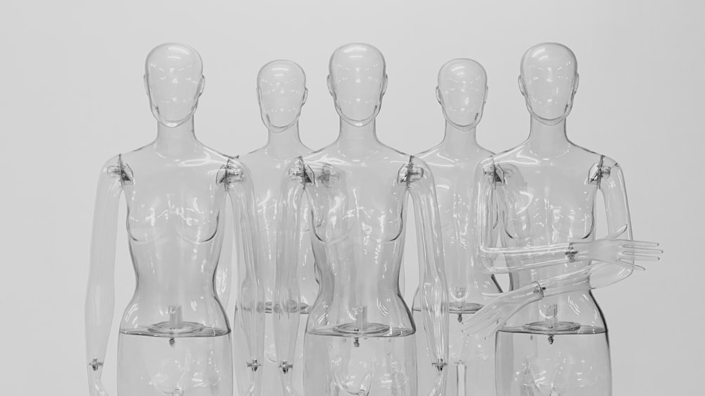 botellas de vidrio transparente sobre fondo blanco