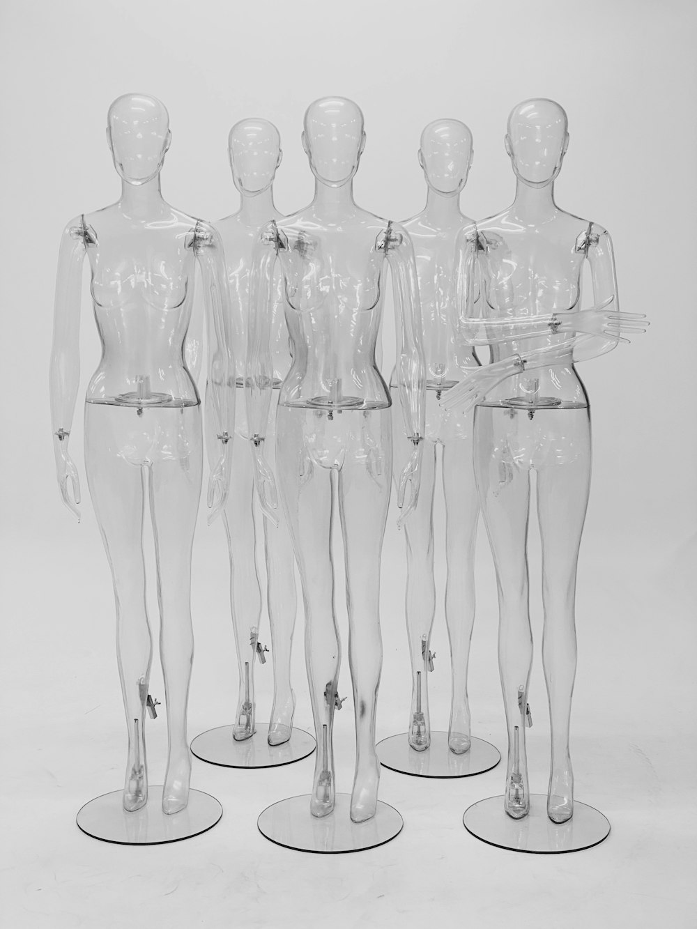 Botellas de vidrio transparente sobre superficie blanca