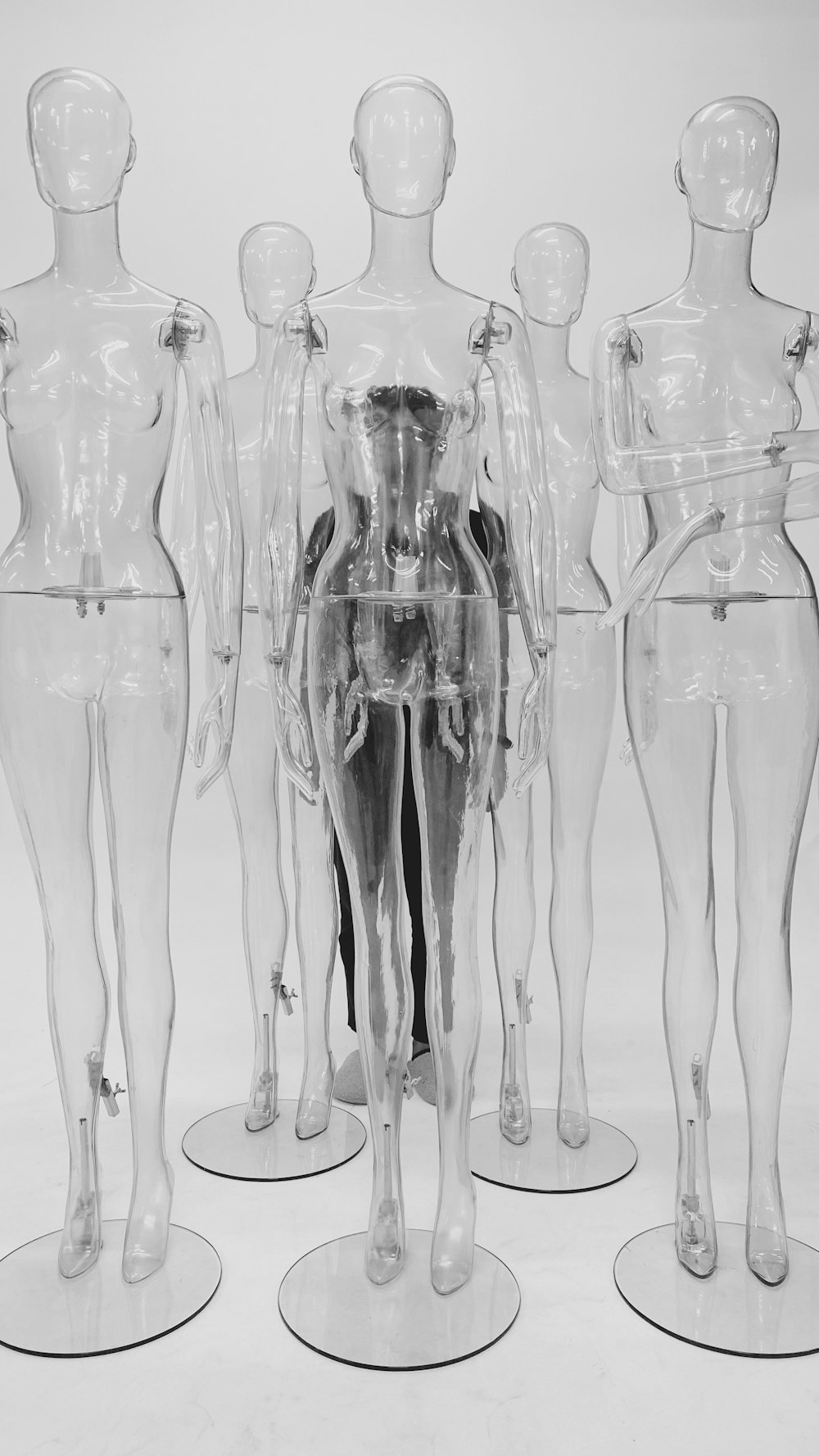 botellas de vidrio transparente sobre superficie blanca