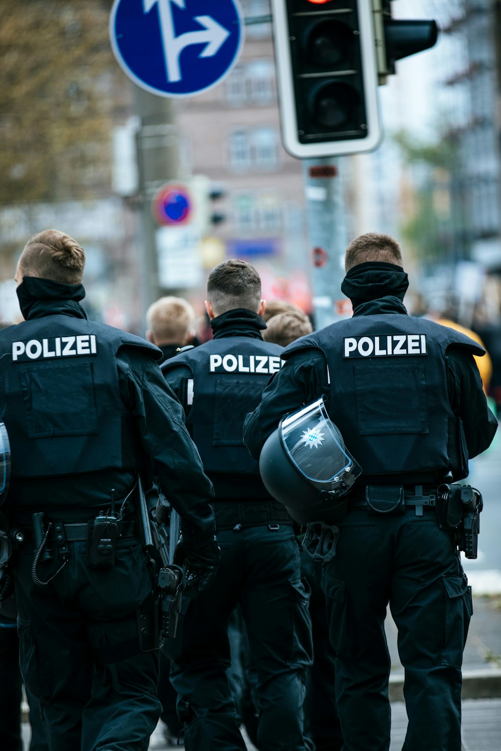 Polizisten in schwarz-blauer Polizeiuniform, die tagsüber auf der Straße stehen
