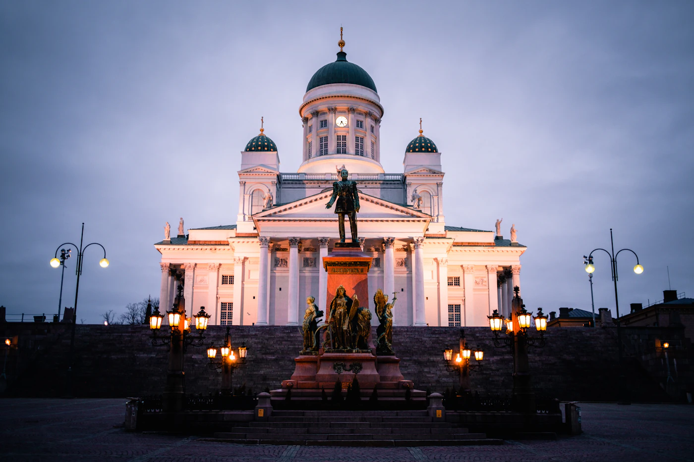 Der Dom von Helsinki über dem Senatsplatz in der finnischen Hauptstadt