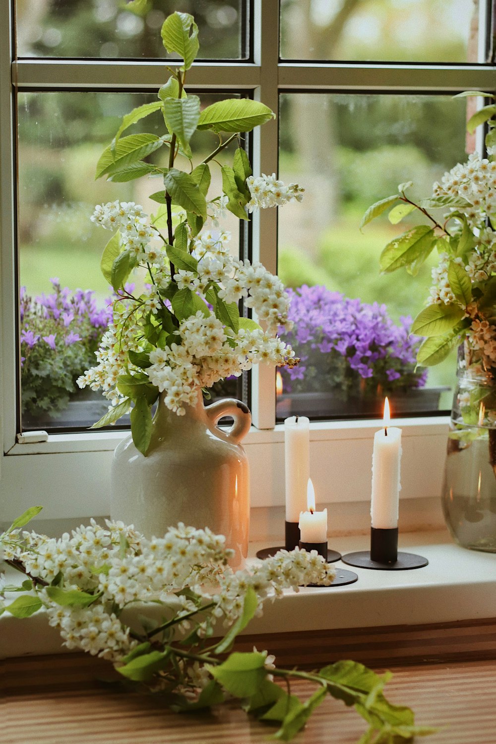 weiße und violette Blumen in Vase