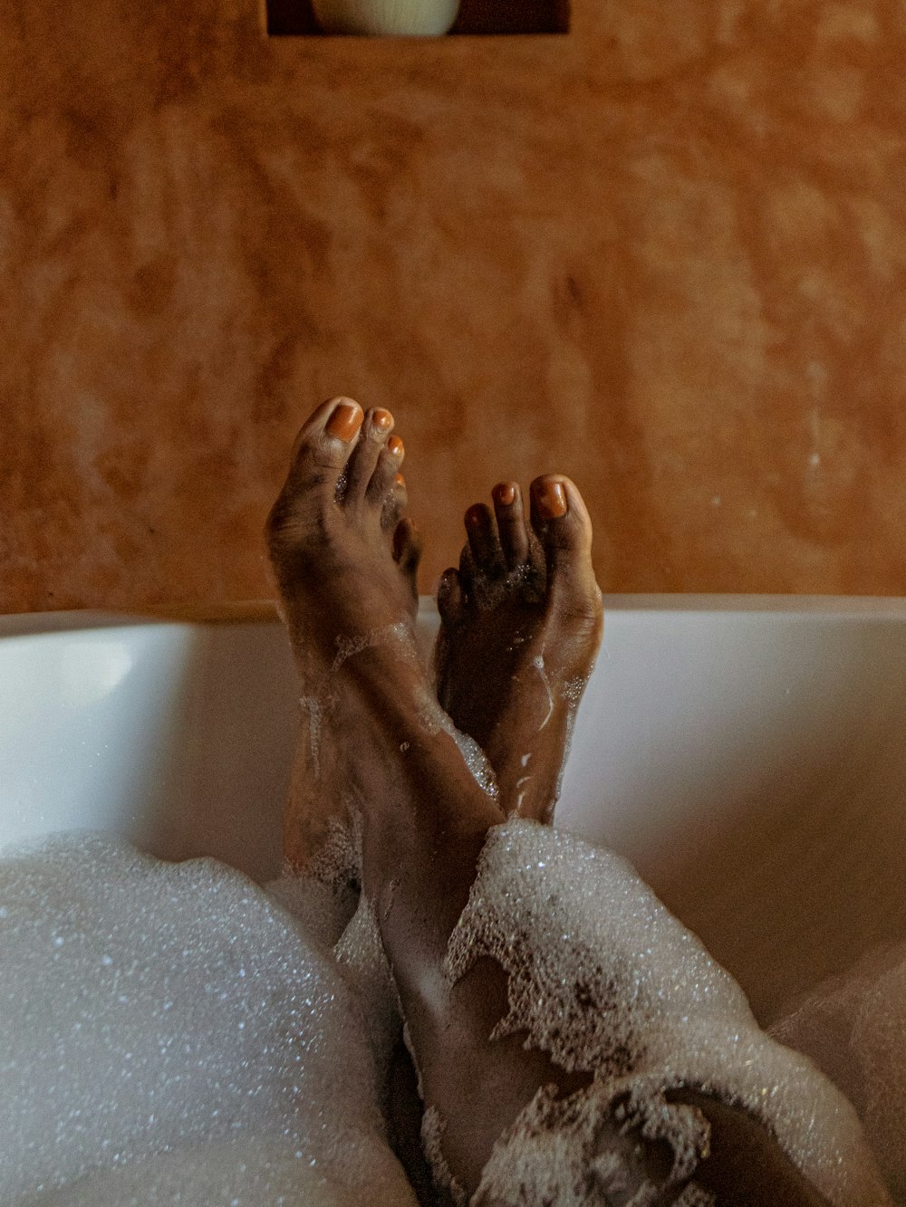 Person in Badewanne mit Wasser