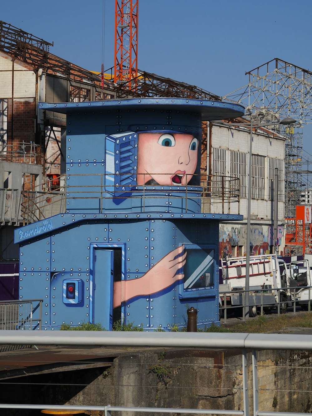 Bâtiment en béton bleu et blanc pendant la journée