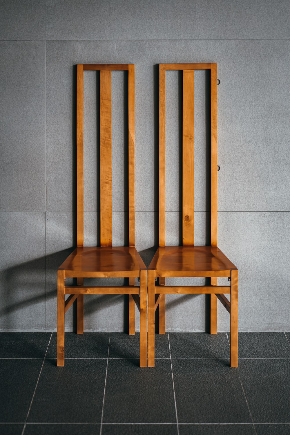 chaise en bois marron sur sol gris
