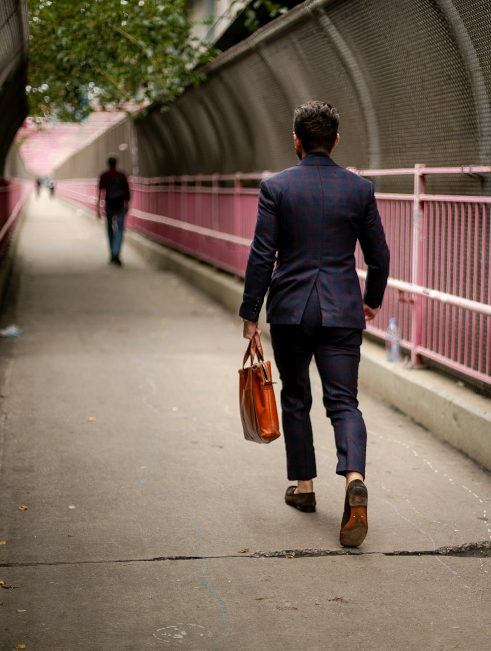 homme en veste de costume noir et pantalon marron marchant sur le trottoir  portant un sac fourre-tout en cuir marron photo – Photo Brooklyn Gratuite  sur Unsplash