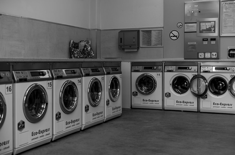 máquinas de lavar roupa de carga frontal cinzentas
