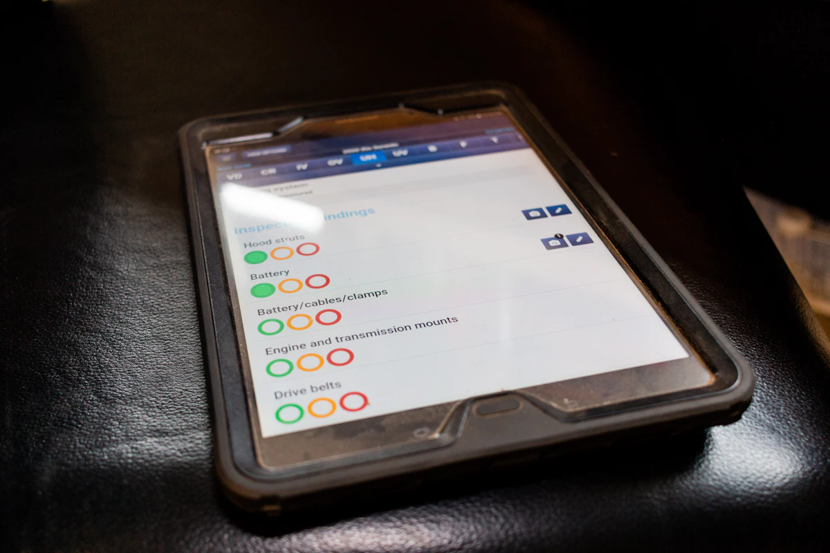 Lista de verificación en un portapapeles junto a un ordenador, representando los pasos post-parche.