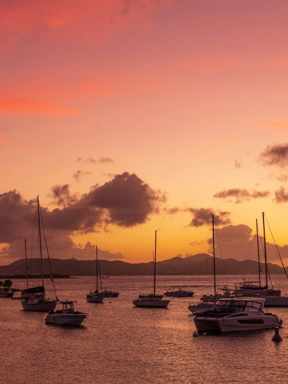 Weißes Segelboot auf dem Gewässer bei Sonnenuntergang