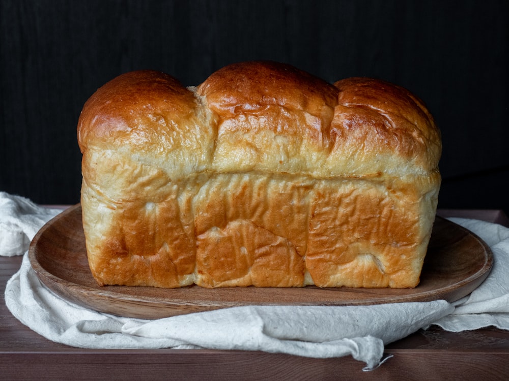 Brot auf weißem Seidenpapier