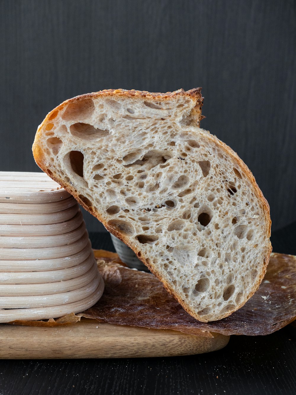 pane su tagliere di legno marrone