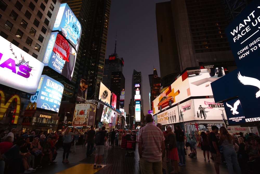 persone che camminano per strada durante la notte