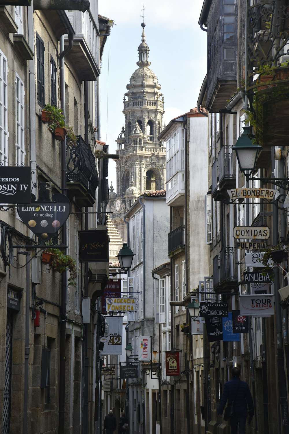 Edificio de hormigón blanco durante el día