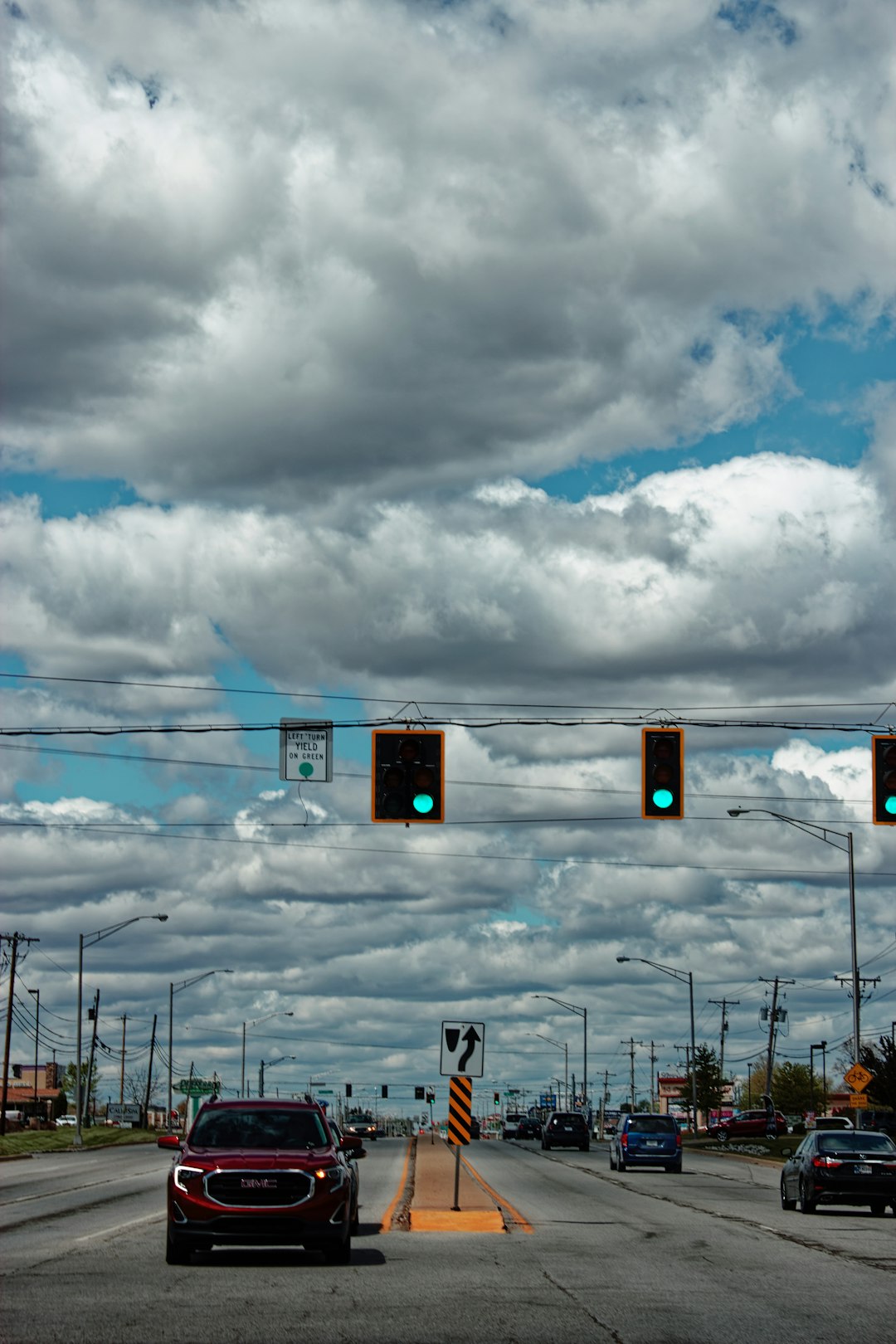 traffic light under cloudy sky during daytime