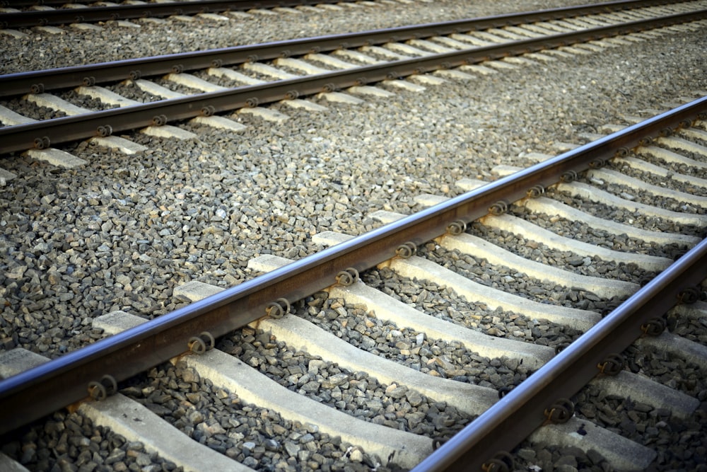 Carril de tren negro y gris