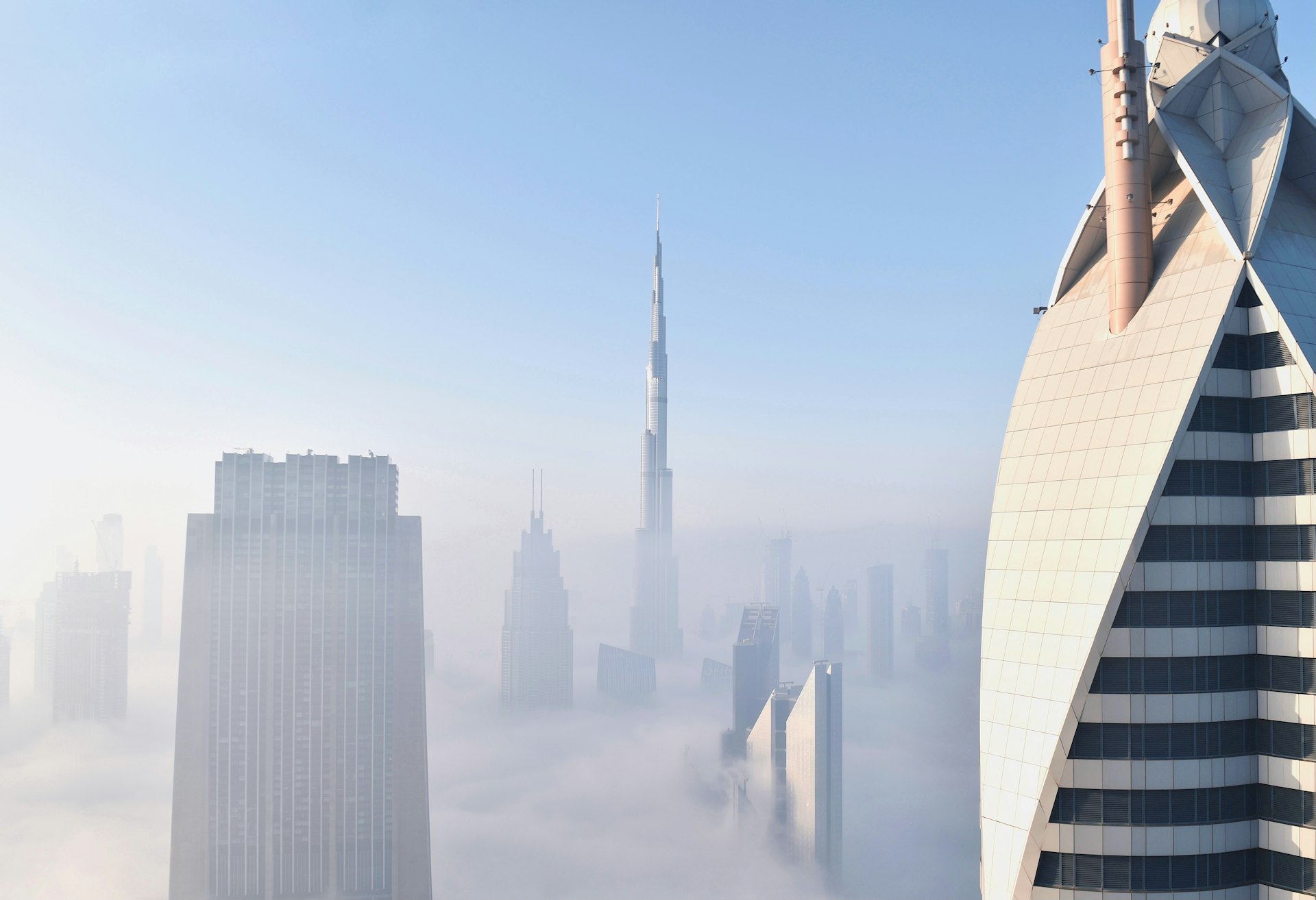 Gratte-ciels de Dubaï au lever du soleil émergeant de la brume matinale