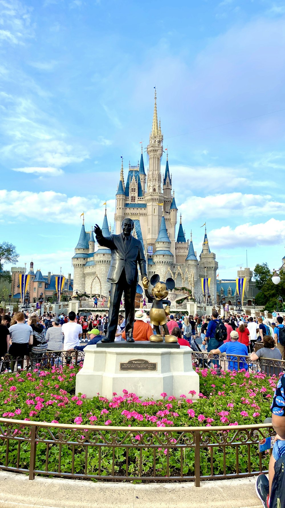 昼間、ディズニー城近くの公園を歩く人々