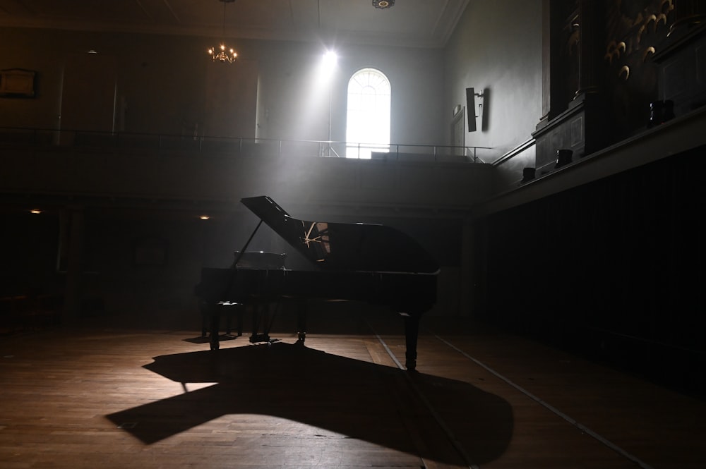 piano de cauda preto no piso de madeira marrom