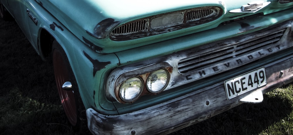 green car with silver and white round plate