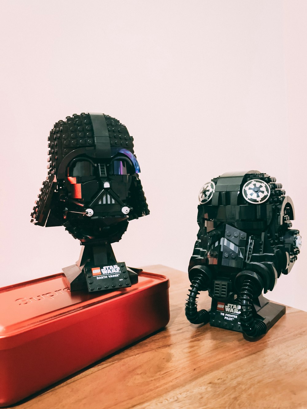 brinquedo robô preto e vermelho