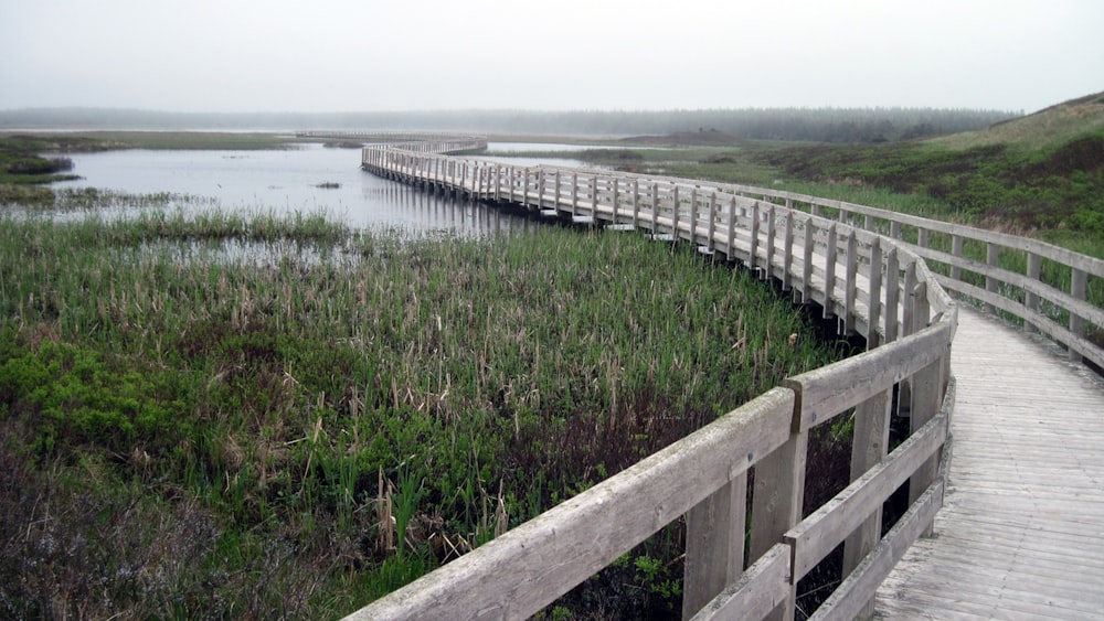 Braune Holzbrücke über den Fluss