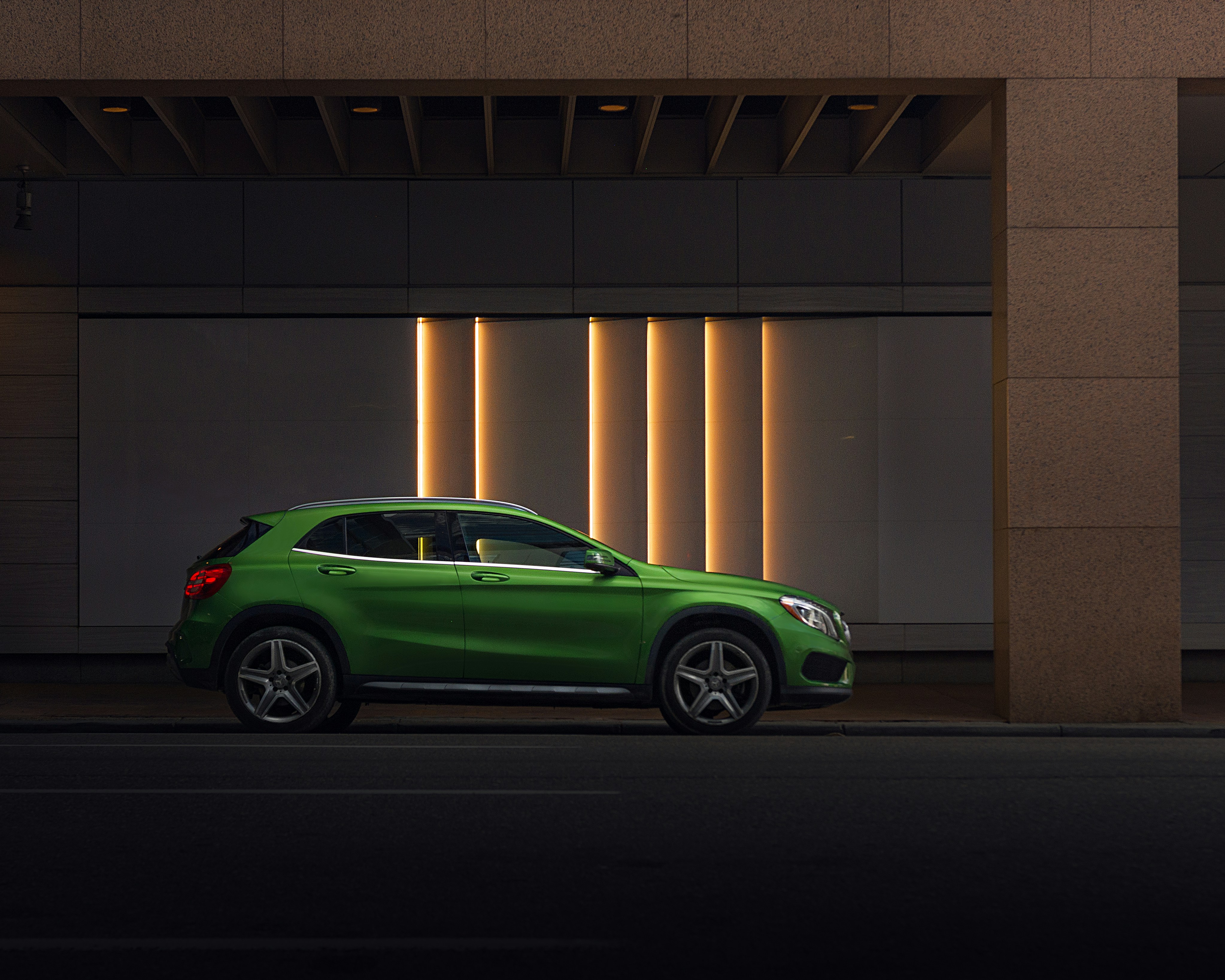 Coupé vert garé à côté de l’édifice Brown photo – Image gratuite de ...