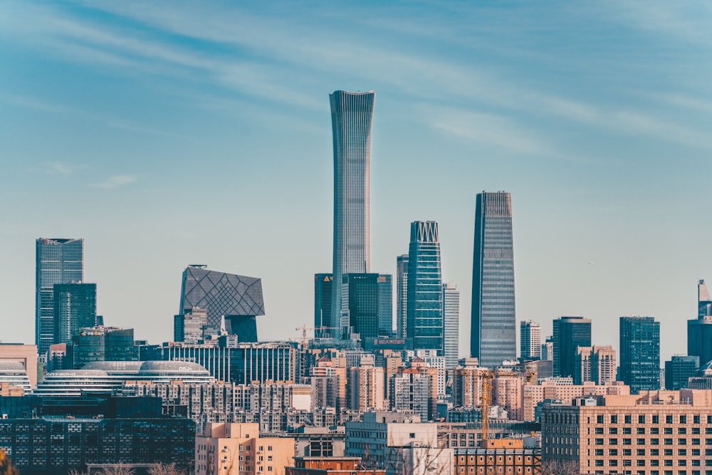 Horizon de la ville sous le ciel bleu pendant la journée