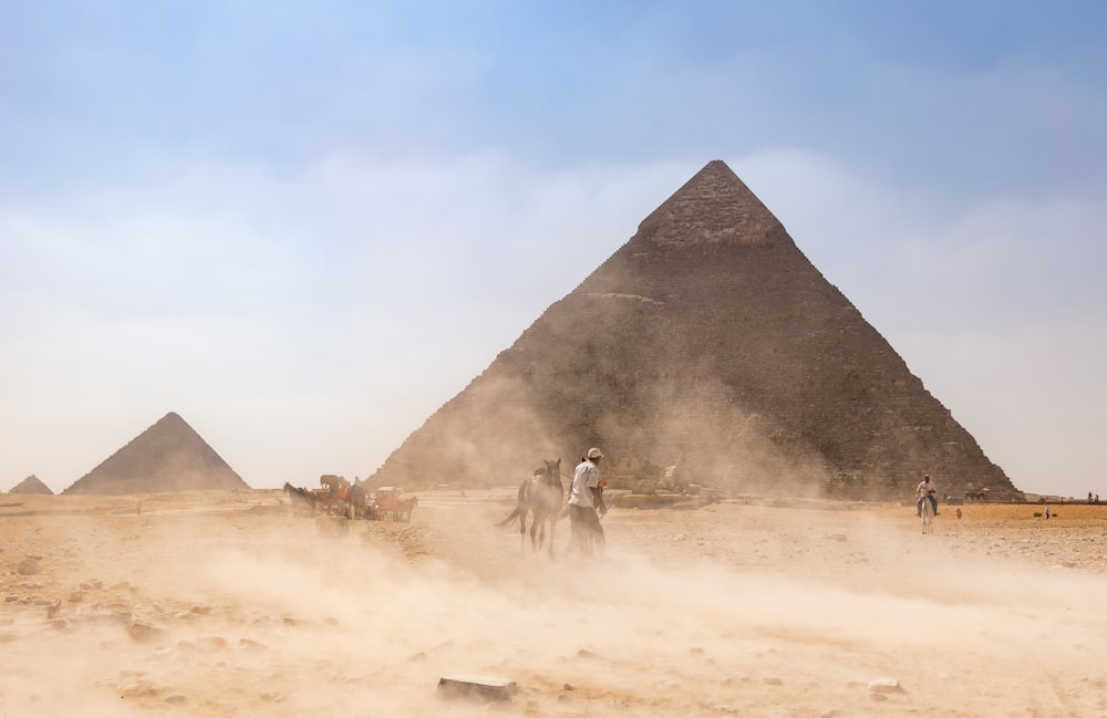 persone che camminano sulle dune di sabbia