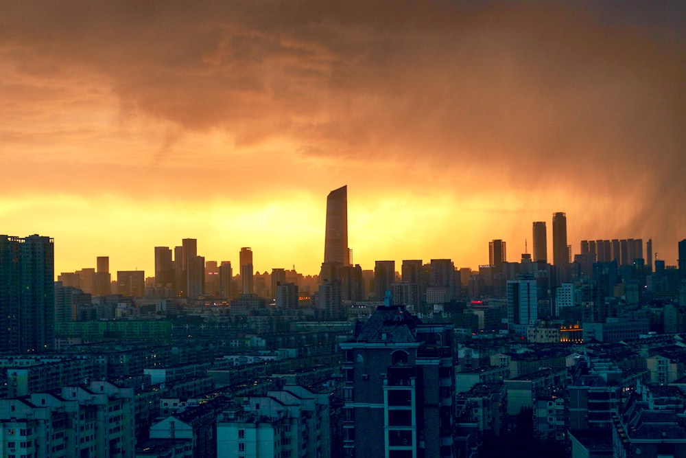 Skyline de la ville sous un ciel orange au coucher du soleil