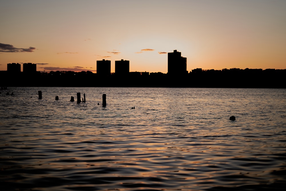 夕暮れ時の海に浮かぶ人々のシルエット