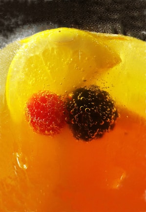 Close-up of a glass with Secaps Black Chá powder dissolving in sparkling water