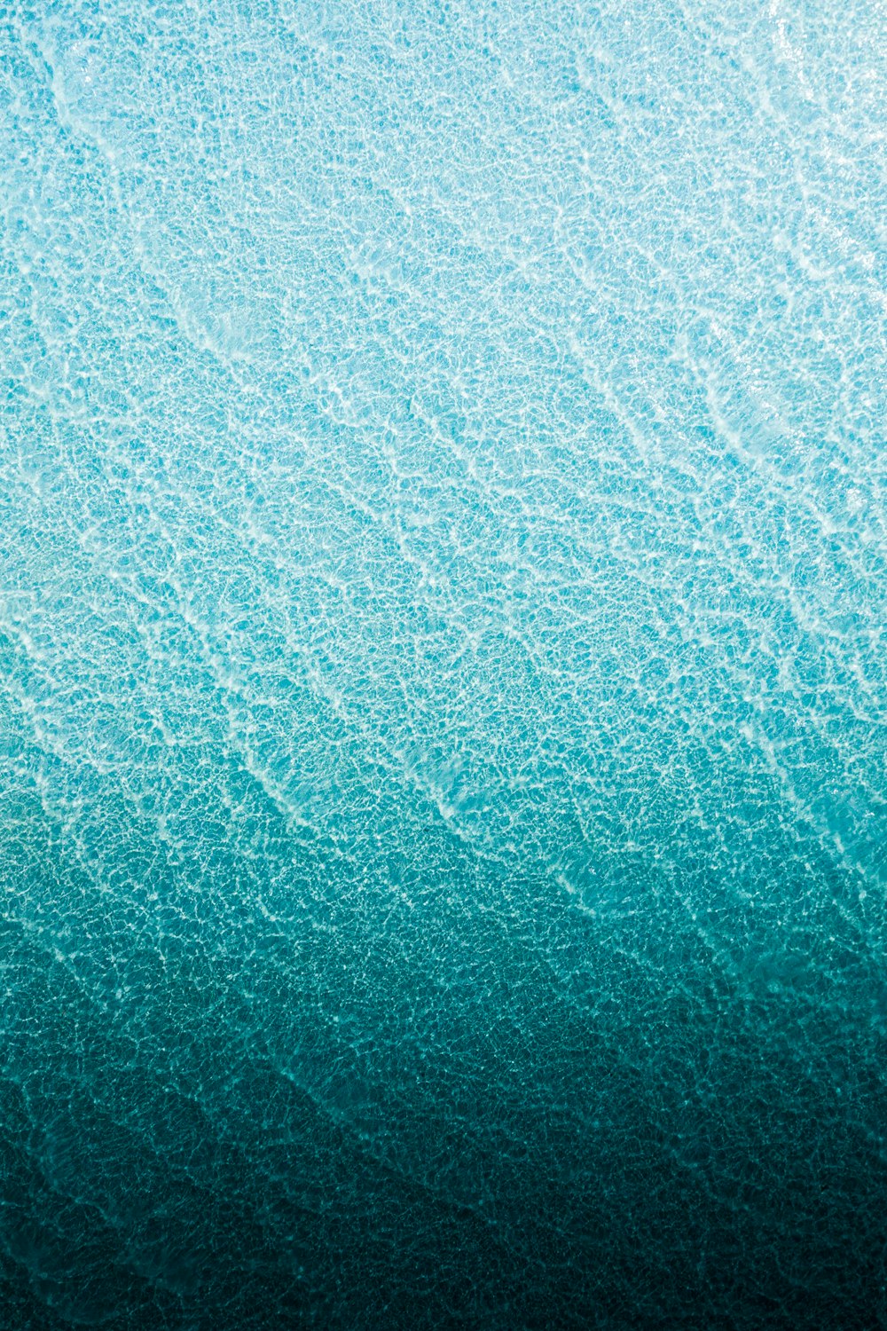 Cuerpo de agua azul durante el día