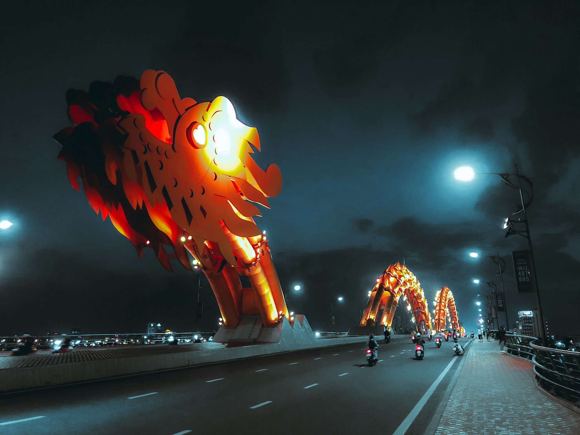 Night view of the dragon bridge 