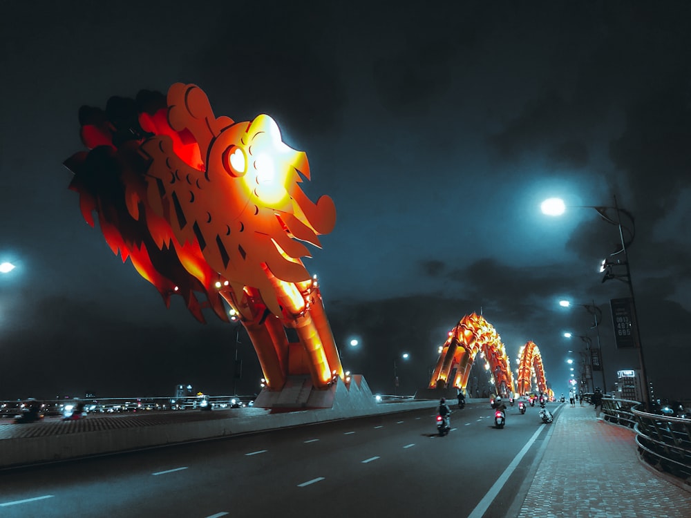 Luces rojas y amarillas en la carretera durante la noche