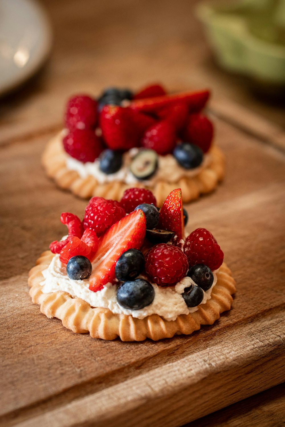 torta di fragole e mirtilli su tavolo di legno marrone