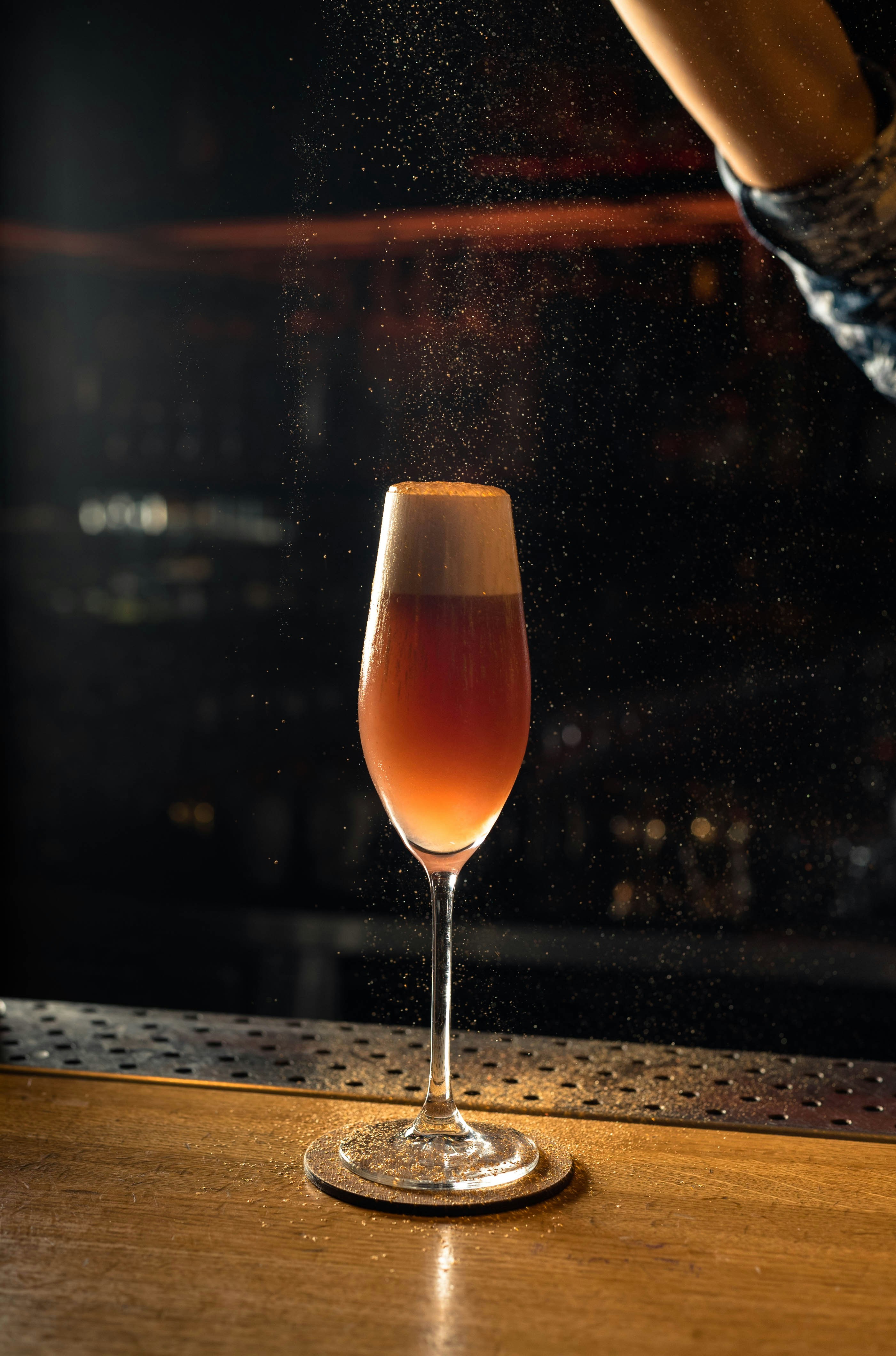 Copa de vino transparente con líquido marrón