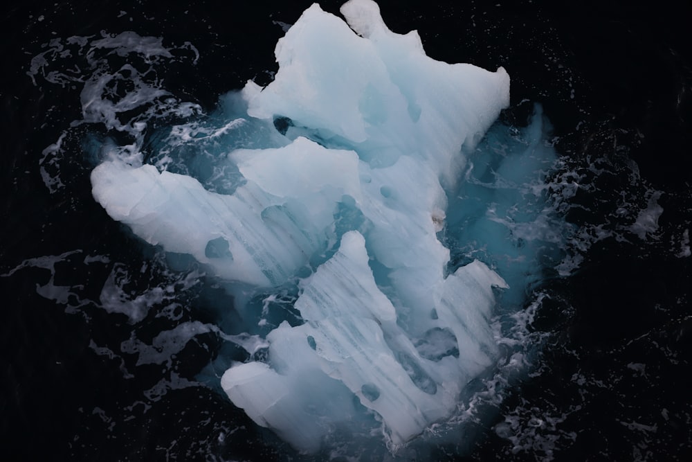 salpicaduras de agua blanca y azul