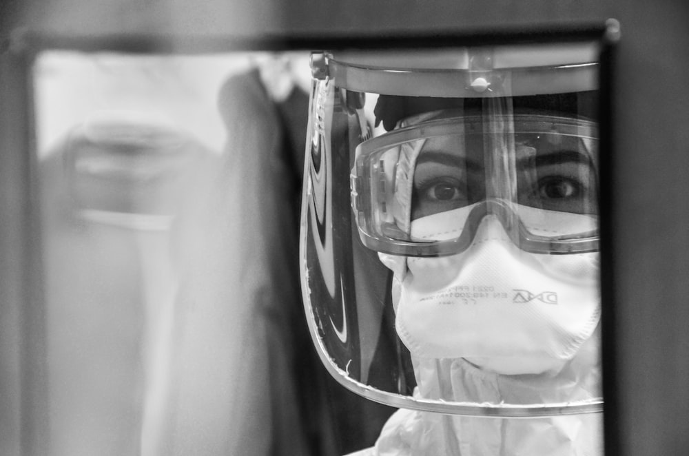 Photo en niveaux de gris d’un homme portant des lunettes