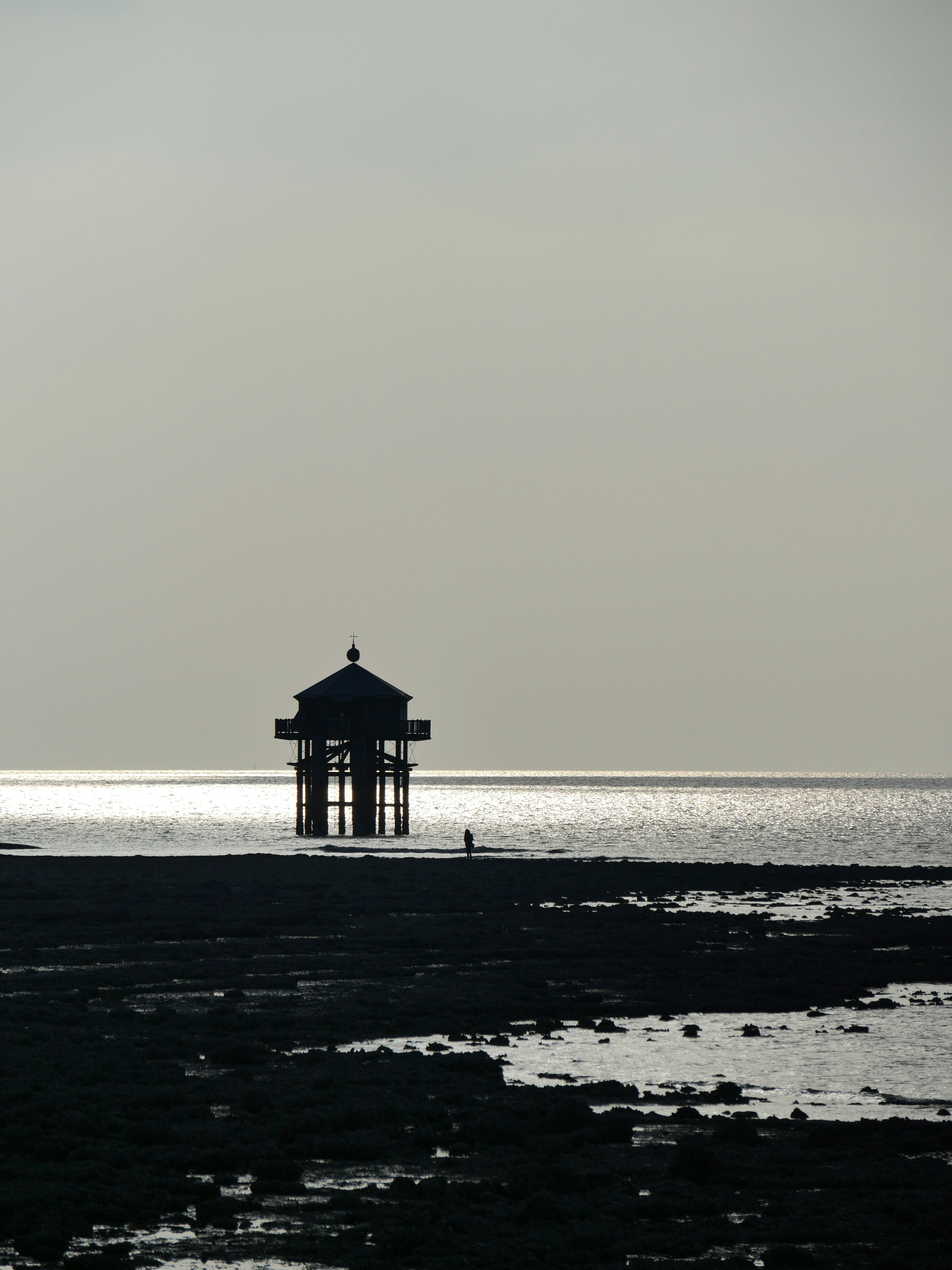 casa de madera negra en la playa