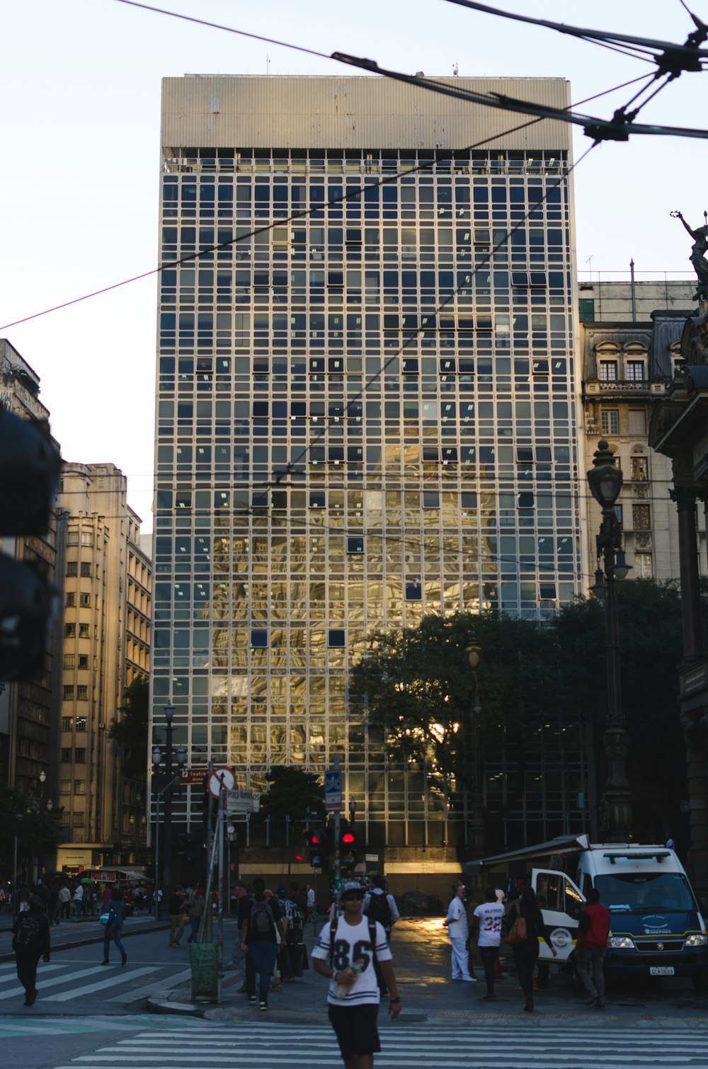 edifício de concreto branco e preto durante o dia