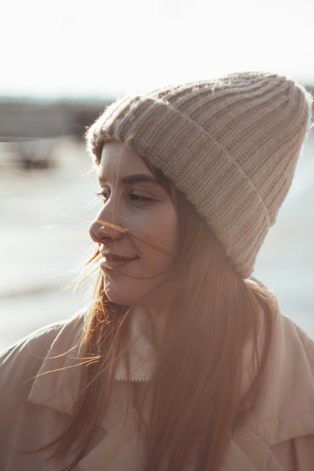 Mujer con gorro de punto blanco sonriendo