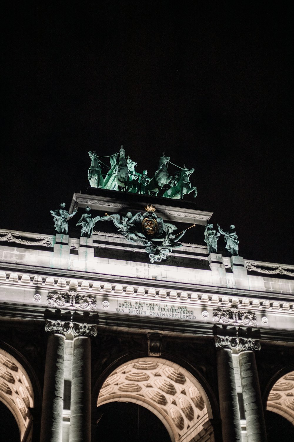 Fotografía de ángulo bajo de un edificio de hormigón gris