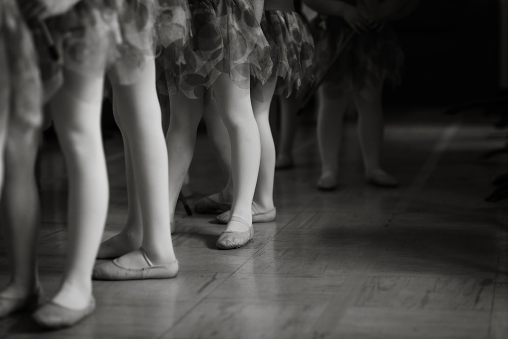 Foto Mujer con medias blancas y medias blancas – Imagen Ballet gratis en  Unsplash