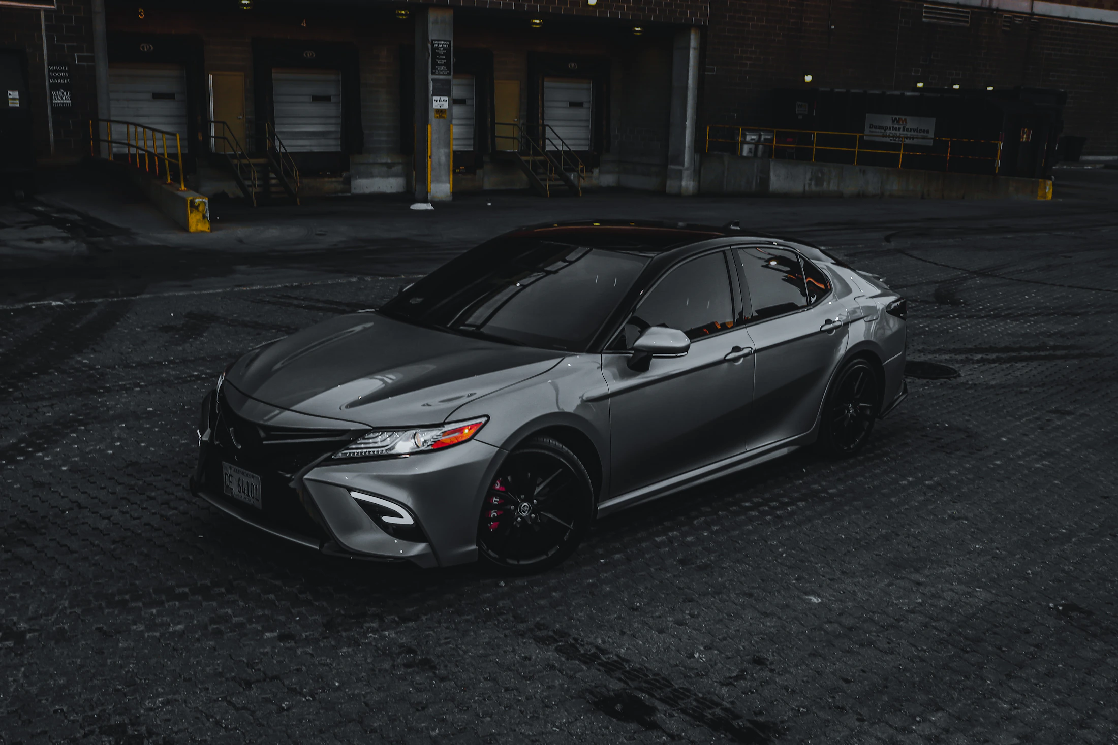 Седан Toyota на дороге